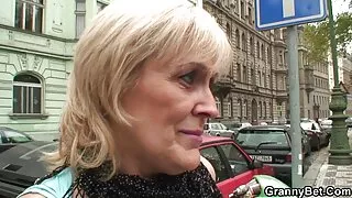 Sotto il tavolo, la bionda irrequieta ha lavorato la sua bocca su un nonne porche gratis enorme lecca-lecca