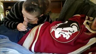 La giovane figlia si masturba mentre la mamma non è vecchie nonne porche a casa
