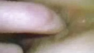 La ragazza arrapata si è spogliata e si è fatta brutte vecchie troie una doppia penetrazione con un giocattolo del sesso
