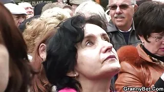 Caldo trio agganciato da nonne ciccione troie 2 ragazze con il loro amico