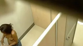 La cagna film porno vecchie troie ha bruciato la corrispondenza del ragazzo con una donna, quindi lo ha legato e scopato di fronte a lui con il suo amante
