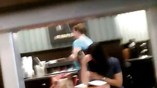 Il ragazzo ha raggiunto vecchie anziane troie di nuovo la bruna per testare la sua figa stretta