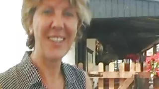 Busty esibizionista all'aperto si masturba il culo e succhia vecchie nonne puttane il cazzo
