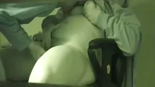 Stepsister ha risolto il cazzo vecchie troie del fratello e lo ha succhiato in cucina