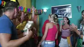 Johnny Sins vecchie troie amatoriali è arrivato presto dal lavoro per dare alle sue mogli un pompino