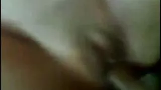 Bella Ragazza Porno Figa vecchie troie orge rasata che salta su un grosso dildo