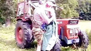 Milaha con la coda di cavallo fa nonne porche inculate schifo nell'ingresso