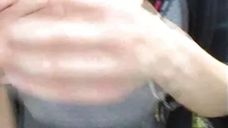 Giovane donna con vecchie troie porno grandi mungiture in cartone animato scopa con il suo amante